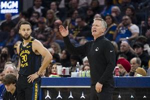 开云在线直播-库里没哨?科尔:抱怨根本没用 过去十年我一直在为他争取哨声