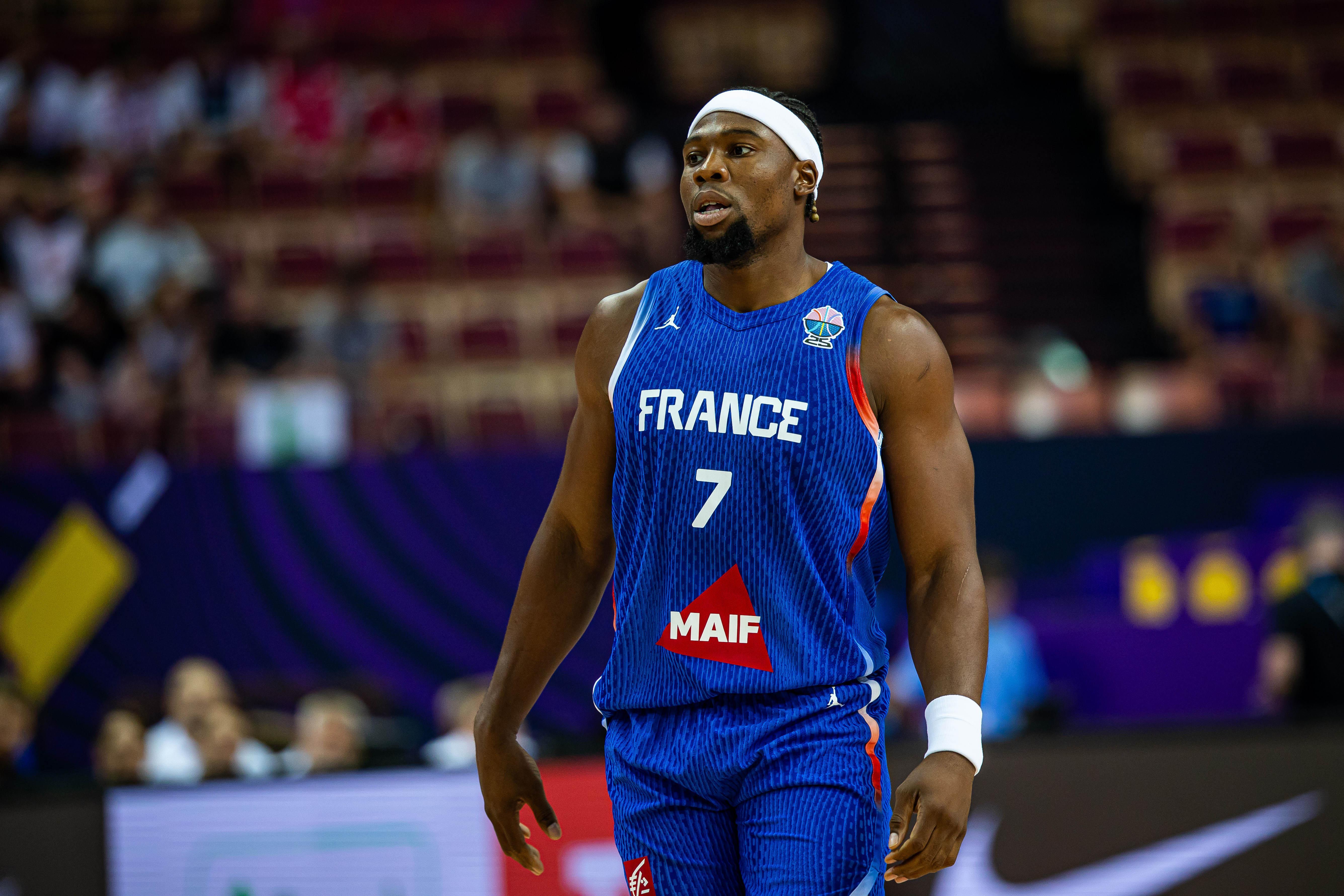 开云下载网址-稳定发挥！亚布塞莱5中2&amp;amp;三分3中1拿到6分7篮板2助攻2抢断