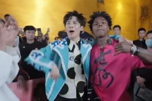 梦幻同框!“甲亢哥”Speed与大张伟同唱《阳光彩虹小白马》