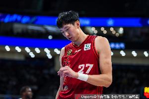 直播吧:周琦今日完成眼部拆线 恢复情况良好