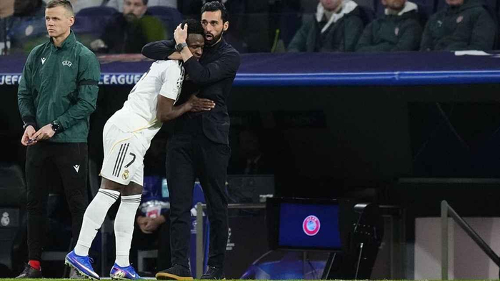 开云APP-1球3助+全场最佳!维尼修斯击碎质疑,伯纳乌从嘘声变掌声|皇马|阿韦洛亚|基利安·姆巴佩|欧冠|维尼修斯-西尔维斯特雷_新浪体育_新浪新闻