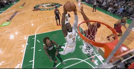 开云APP-如入无人之境！杰伦·布朗杀入篮下双手暴扣 随后单臂挂筐耍帅